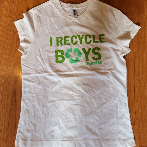 NWOT Hooters small white t-shirt - Picture 6 of 12